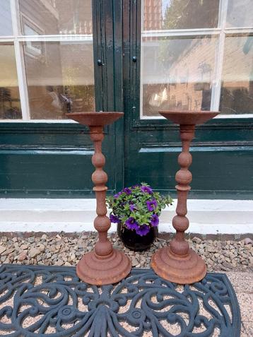 2 brocante hoge gietijzeren kandelaars 50cm  beschikbaar voor biedingen