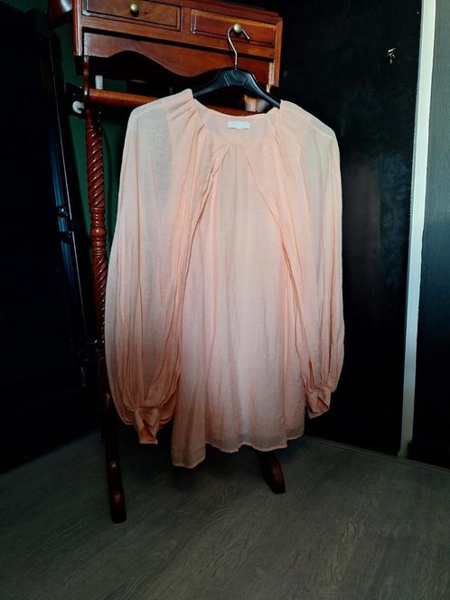 Perzik-rose blouse met ballonmouwen en overslag aan de achte, Kleding | Dames, Blouses en Tunieken, Nieuw, Maat 36 (S), Roze, Ophalen of Verzenden
