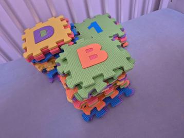 Speelmat/puzzelmat alfabet en cijfers compleet beschikbaar voor biedingen