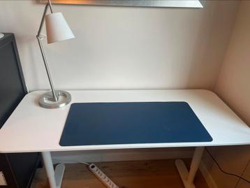 Bureau. Ikea Bekant. 140 x 60. Met lamp en bureaulegger - afbeelding 1
