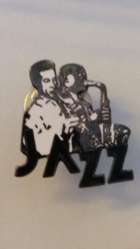 Jazz trompet saxofoon muziek pin logo demons merveilles, Verzamelen, Speldjes, Pins en Buttons, Zo goed als nieuw, Ophalen of Verzenden
