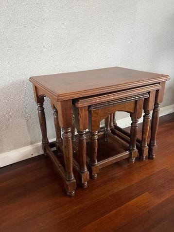 Sfeervolle vintage nesttafels – massief hout, klassiek desig beschikbaar voor biedingen