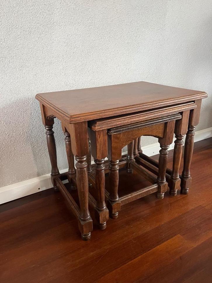 Sfeervolle vintage nesttafels – massief hout, klassiek desig, Huis en Inrichting, Tafels | Bijzettafels, Gebruikt, Rechthoekig