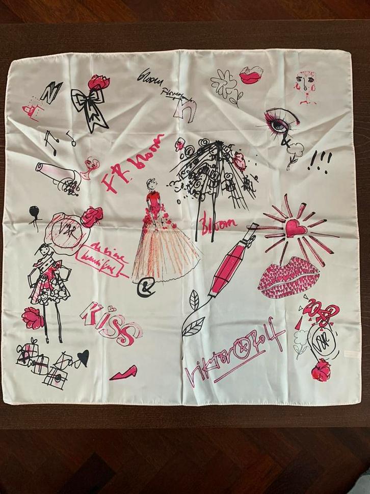 Viktor & Rolf 100% zijde sjaaltje flowerbomb bloom 60cmx60cm, Verzamelen, Parfumverzamelingen, Nieuw, Overige typen, Ophalen of Verzenden