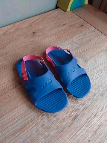 Fijne badslippers mét enkelbandje! Maat 25/26 (24/25) beschikbaar voor biedingen