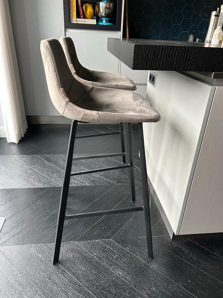 Twee Dutch Bone Franky barkrukken - Donkergrijs Velvet, Huis en Inrichting, Barkrukken, Zo goed als nieuw, 60 tot 90 cm, Metaal