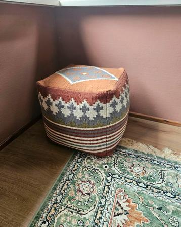 Vrolijke Poef vierkant met Patroon beschikbaar voor biedingen