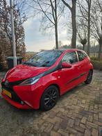 Toyota Aygo 1.0 12V Vvt-i Ddrs 2017 Rood, Auto's, Voorwielaandrijving, 4 stoelen, Origineel Nederlands, Handgeschakeld