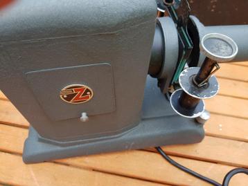 oude diaprojector beschikbaar voor biedingen