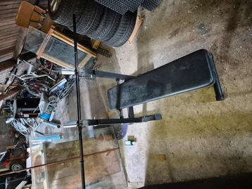 Homegym bankje met stang en veel gewichten plus curlbar beschikbaar voor biedingen