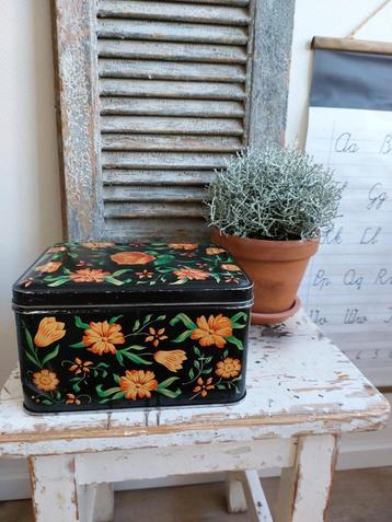 Prachtig oud blik met oranje bloemen beschikbaar voor biedingen