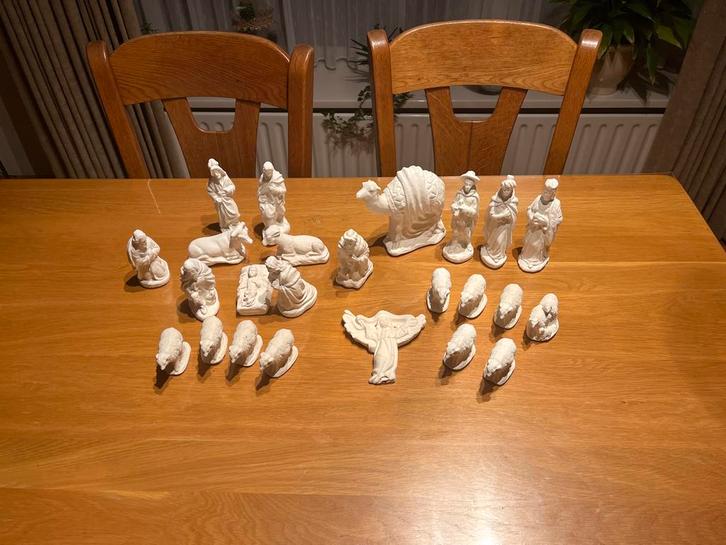 Kerstgroep witte gipsen beeldjes, Antiek en Kunst, Antiek | Keramiek en Aardewerk, Ophalen