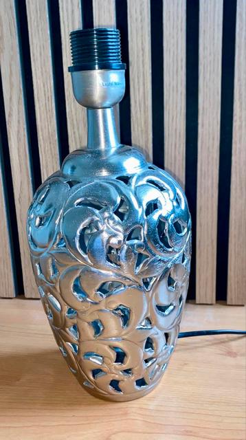 Metalen lampvoet beschikbaar voor biedingen