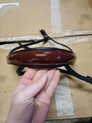 Neusriem bordeaux beschikbaar voor biedingen