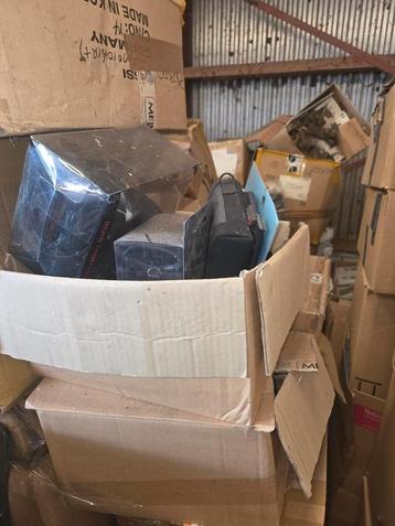 Diverse fototassen en camera accessoires. 6 pallets. beschikbaar voor biedingen