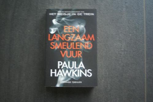 EEN LANGZAAM SMEULEND VUUR.. Paula Hawkins.. (2021), Boeken, Thrillers, Zo goed als nieuw, Ophalen of Verzenden