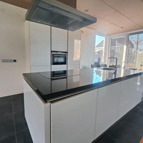Hoogglans witte keuken met natuursteen zwart blad -, Huis en Inrichting, Keuken | Complete keukens, Gebruikt, Overige typen, Wit
