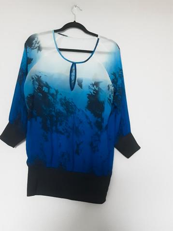 Blauw-Zwarte Tuniek beschikbaar voor biedingen