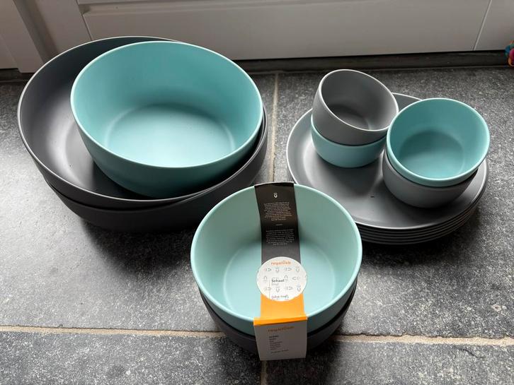 Servies set - Borden en kommen RoyalVKB, Huis en Inrichting, Keuken | Servies, Gebruikt, Bord(en), Effen, Overige materialen, Ophalen of Verzenden