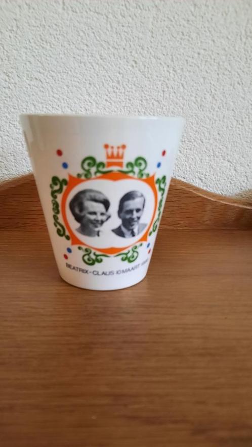 Beker Beatrix-Claus 10 maart 1966, Verzamelen, Koninklijk Huis en Royalty, Zo goed als nieuw, Servies, Nederland, Ophalen of Verzenden