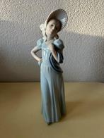 Lladro Nao vintage (1980) Lady in Bonnet, Verzamelen, Beelden en Beeldjes, Ophalen of Verzenden, Zo goed als nieuw, Mens