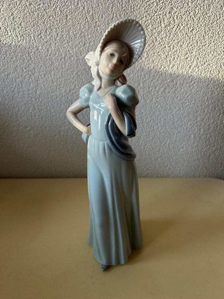 Lladro Nao vintage (1980) Lady in Bonnet, Verzamelen, Beelden en Beeldjes, Zo goed als nieuw, Mens, Ophalen of Verzenden