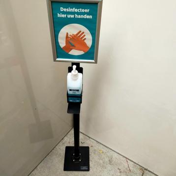 Desinfecteer dispenser op standaard - met klikbord erboven beschikbaar voor biedingen