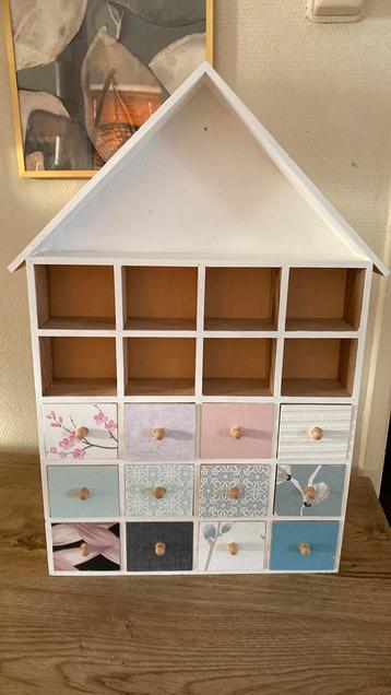 Kleine huisvormige kastje beschikbaar voor biedingen