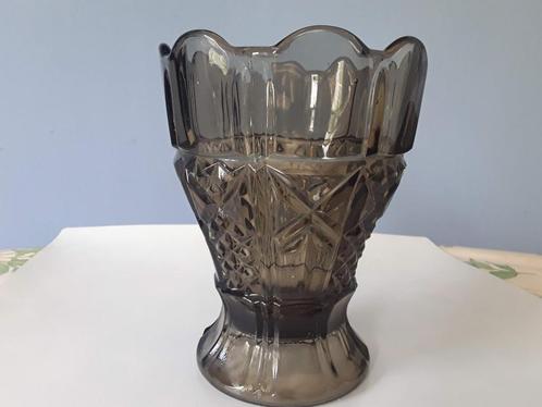 Geperst glazen vaas,kleur Fumé.Tsjechië.Puntgaaf. 16.5 cm., Antiek en Kunst, Antiek | Glas en Kristal, Ophalen of Verzenden