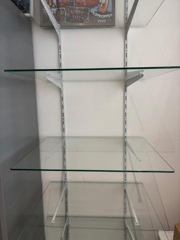 Plankenkast van glas beschikbaar voor biedingen