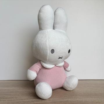 Nijntje knuffel 32 cm met rammelaar – zo goed als nieuw! beschikbaar voor biedingen