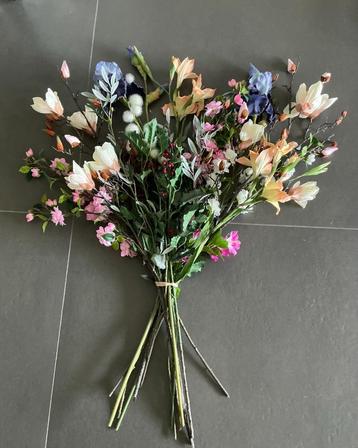 Mooi boeket kunstbloemen, 15 stuks , beschikbaar voor biedingen