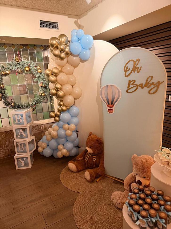 Backdrop met zuilen en ballonnen voor jouw feest!, Hobby en Vrije tijd, Feestartikelen | Verhuur, Nieuw, Geboorte of Huwelijk