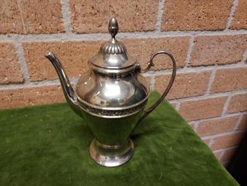 Verzilverde theepot met fraaie bloemmotieven. beschikbaar voor biedingen