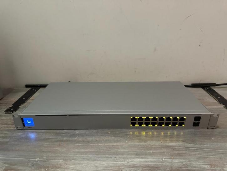UniFi USW-16-POE / 16p PoE Switch Gen 2 (16-poorts 42W PoE+), Computers en Software, Netwerk switches, Gebruikt, Ophalen of Verzenden