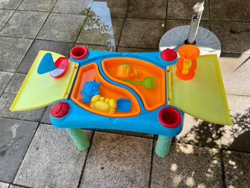 Water- en zandtafel beschikbaar voor biedingen