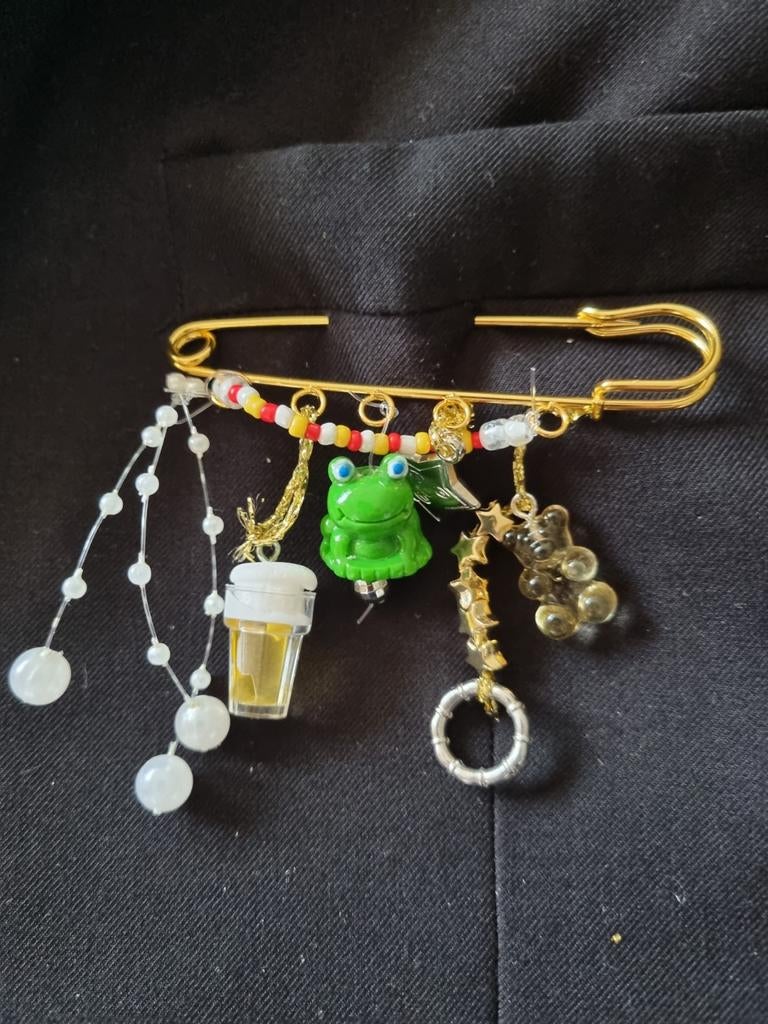 Oeteldonk Speld met Bedels, Overige materialen, Met strass, Minder dan 4 cm, Ophalen of Verzenden