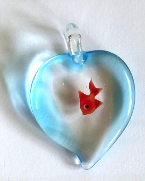 VISJE IN HARTJE van GLAS (?) als HANGERTJE, Sieraden, Tassen en Uiterlijk, Kettinghangers, Nieuw, Glas of Kristal, Oranje, Hart