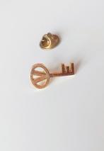 vintage goudkleurige sleutel pin brooche speldje, Verzenden, Gebruikt, Merk, Speldje of Pin