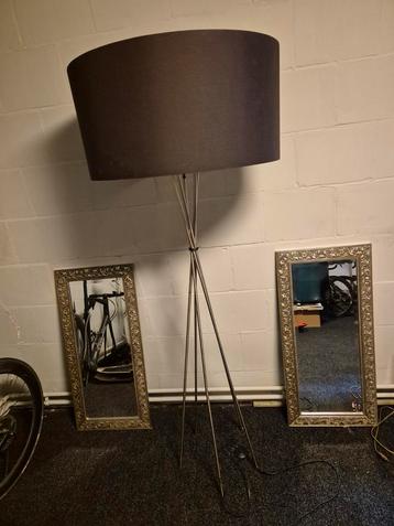 Moderne Staande Lamp met Kap beschikbaar voor biedingen