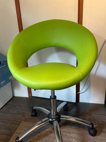 Groene bureaustoel beschikbaar voor biedingen