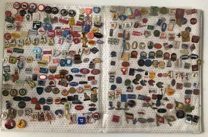 Vintage speldjesalbum vol met leuke reclamespeldjes, Antiek en Kunst, Curiosa en Brocante, Ophalen of Verzenden