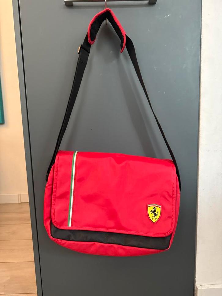 Ferrari tas (laptoptas), Sieraden, Tassen en Uiterlijk, Tassen | Schoudertassen, Gebruikt, Overige merken, Rood, Ophalen of Verzenden