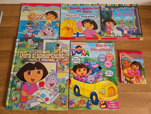 Dora's speurtocht, oma, lammetje, leert zwemmen en Engels, Boeken, Kinderboeken | Jeugd | onder 10 jaar, Zo goed als nieuw, Ophalen