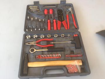 Gereedschapkoffer met diverse handgereedschappen beschikbaar voor biedingen