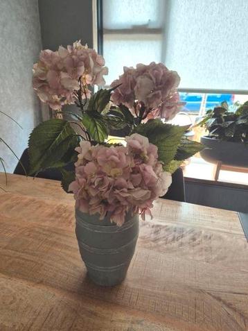 3 mooie  kunstbloemen in betonlook vaas als set te koop beschikbaar voor biedingen