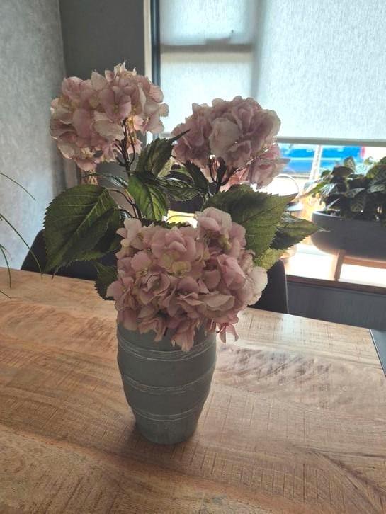 3 mooie  kunstbloemen in betonlook vaas als set te koop, Huis en Inrichting, Woonaccessoires | Kunstplanten en Kunstbloemen, Gebruikt