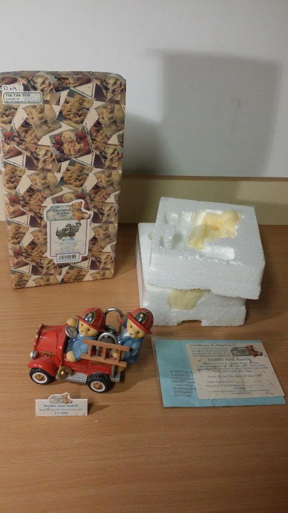 Beeldje Cherished Teddies Brandweerauto, Verzamelen, Beren en Cherished Teddies, Zo goed als nieuw, Beeldje, Cherished Teddies