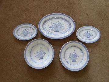Servies     18   x   borden. ,  Vlees schaal  en  2  bordjes beschikbaar voor biedingen