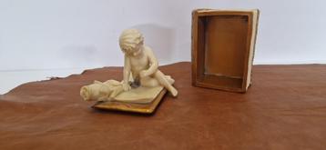 Bewaardoosje Putti op boek beschikbaar voor biedingen